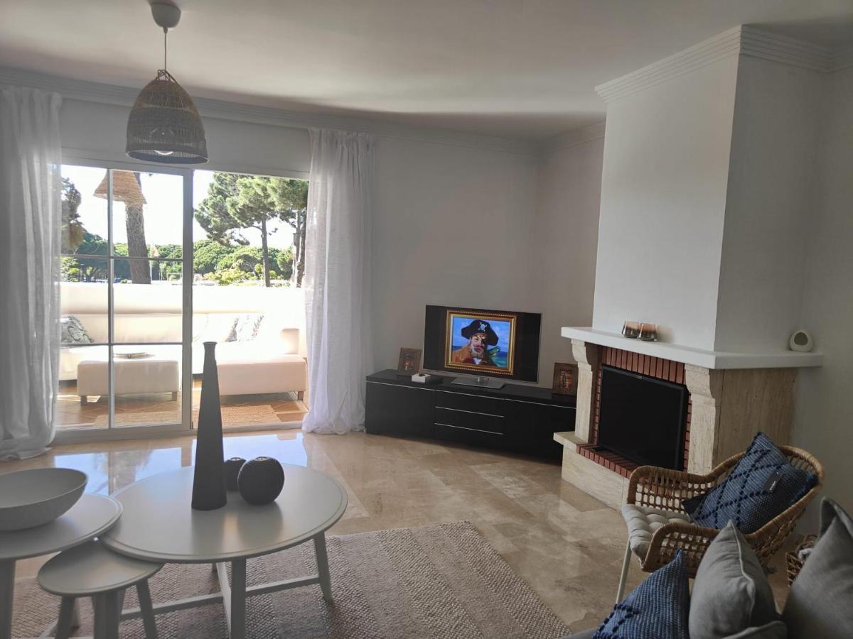 Center 2 Beds Elviria Apartemen